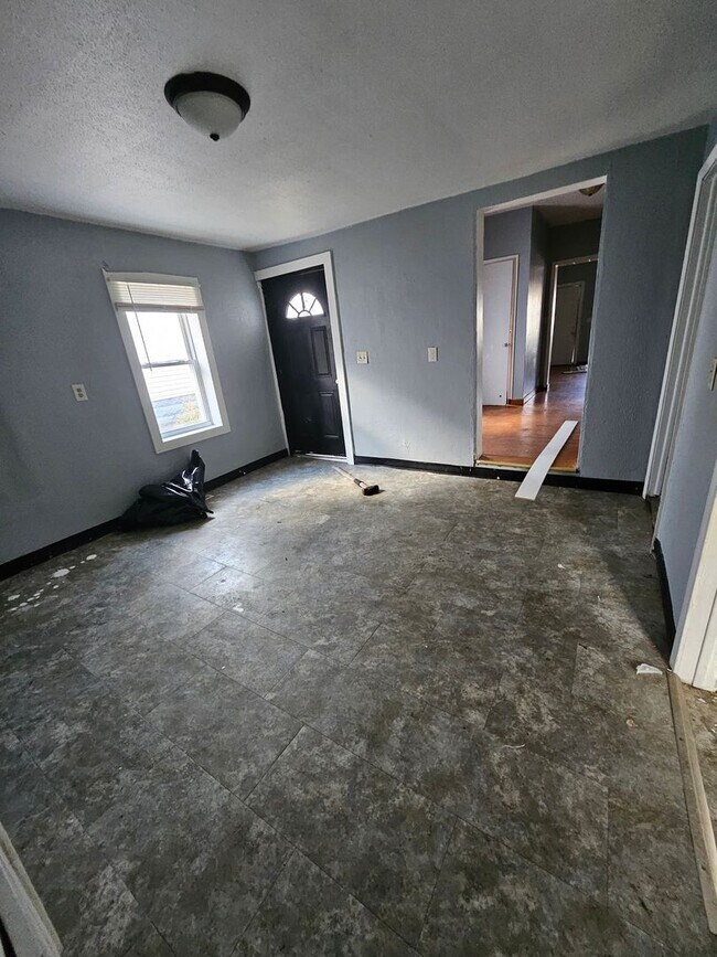 Building Photo - 4 bedroom single family home