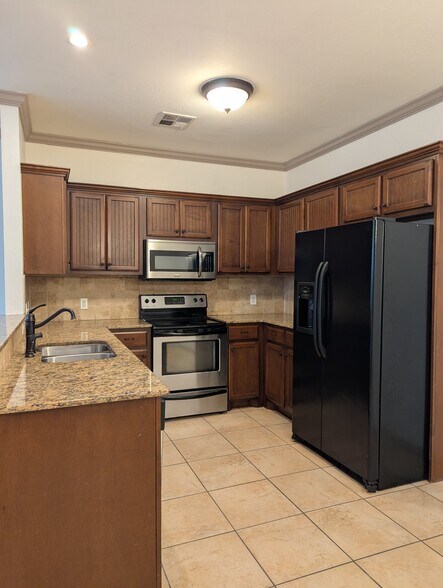 Kitchen - 13715 Oxford Dr