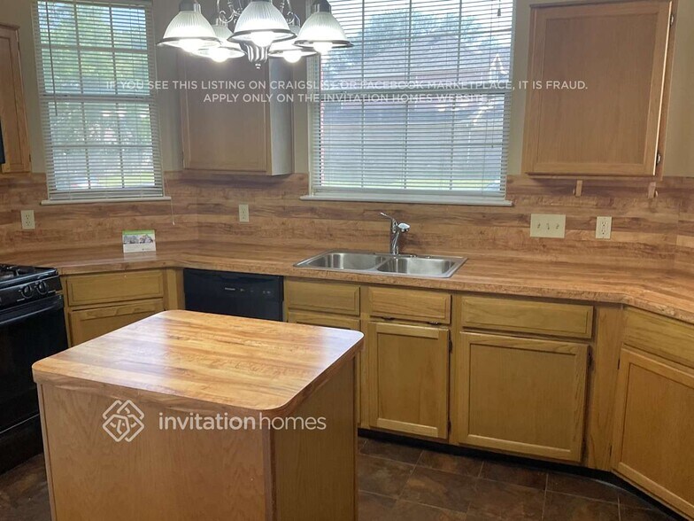 Building Photo - 4402 Laredo Dr