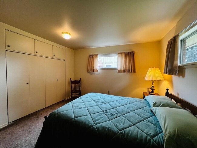 Building Photo - Fully Furnished home- perfect for traveling medical professionals!