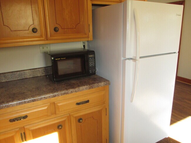 Building Photo - 3 Bedroom, 2 Bath home on a large lot with...