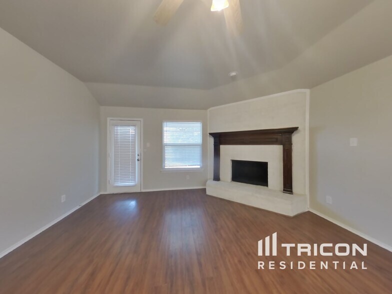Building Photo - 2901 Mockingbird St
