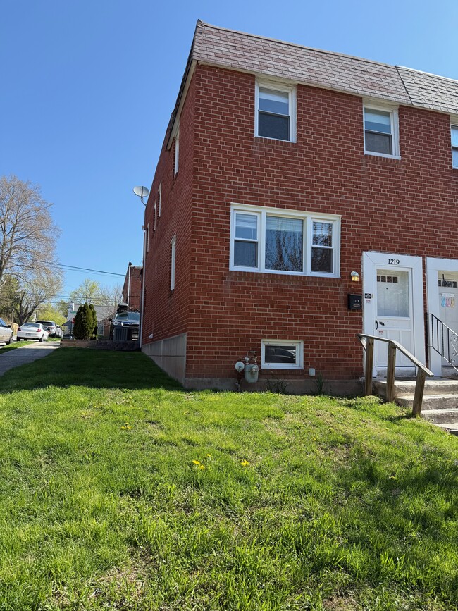 Building Photo - 1219 Tyler St