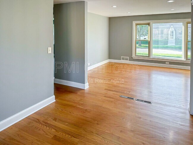 Building Photo - 1409 E Lincoln Ave