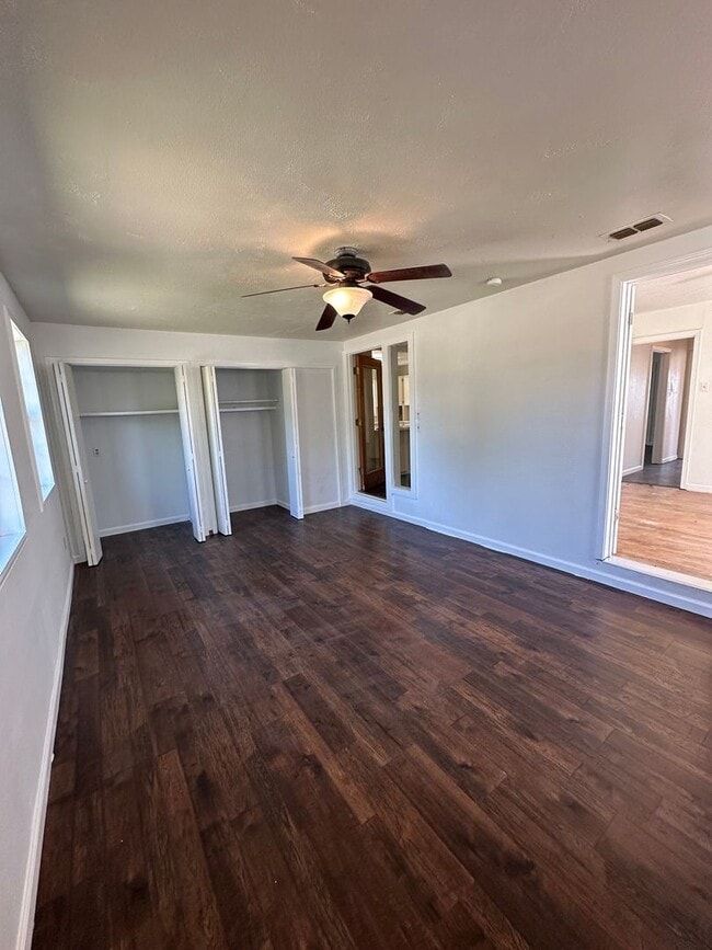 Building Photo - Spacious 3 Bed Home! Convenient Location! HUD Okay!