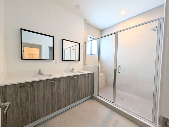 Building Photo - Spacious 3 Bedroom / 3.5 Bathroom Townhome for Rent – Miami