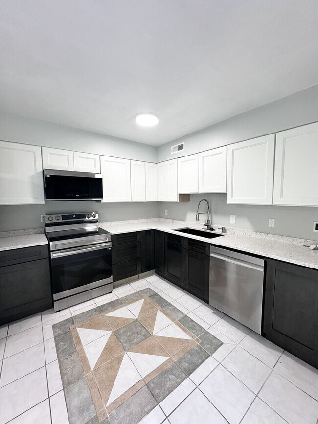 Building Photo - Renovated 4-bedroom, 2.5 bathroom in Virginia Beach