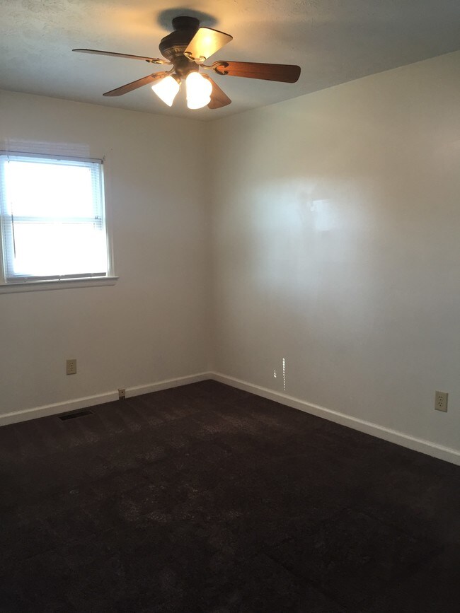 22 White Circle Bedroom 1 - 22 White Cir