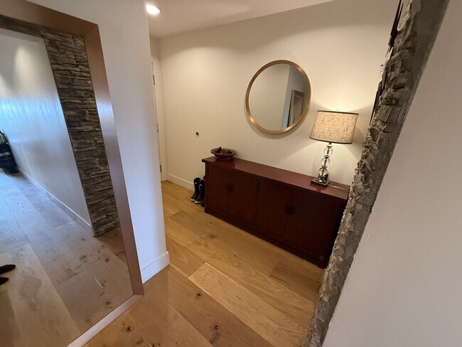 Building Photo - Charming and Rare 2BR/2BA/2Garage Parking ...