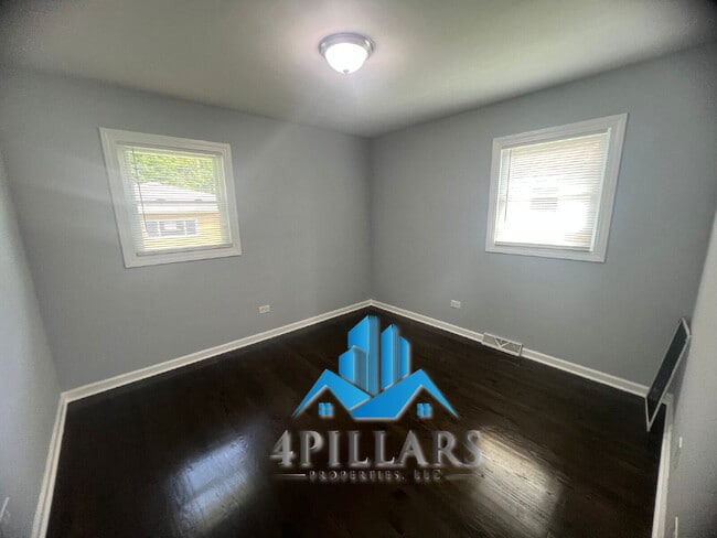 Building Photo - "Charming 2-Bedroom Gem with Finished Basement & Gleaming Hardwood Floors in Hammond!"