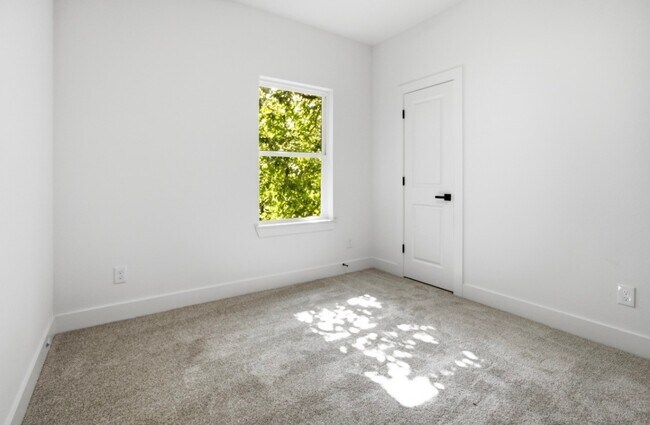 Building Photo - 307 Bolden St