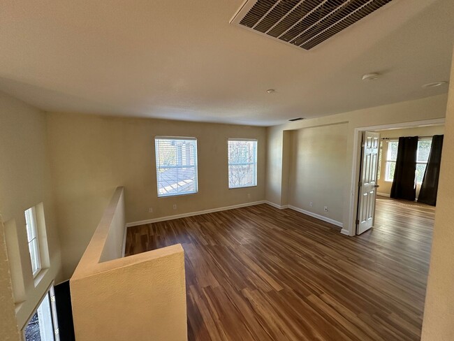 Building Photo - 3 Bed 2.5 Bath Single Family Home In Brent...