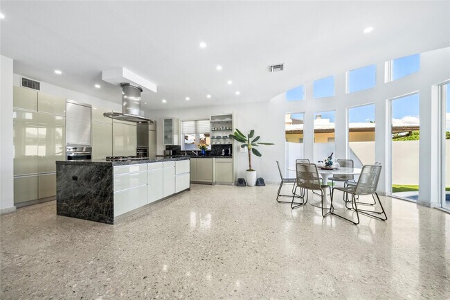 Building Photo - 2523 Castilla Isle