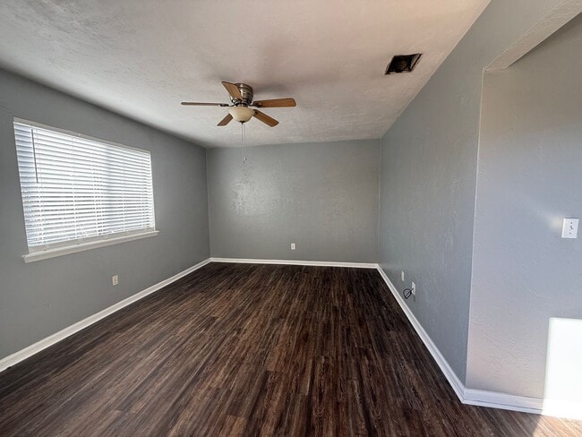 Building Photo - Upstairs unit on Hilaman Golf Course!