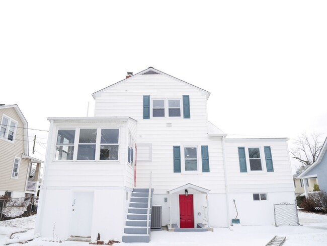 Building Photo - Modern Comfort Meets Prime Location: 3-Bedroom, 4-Bathroom Gem in Parkville, MD!