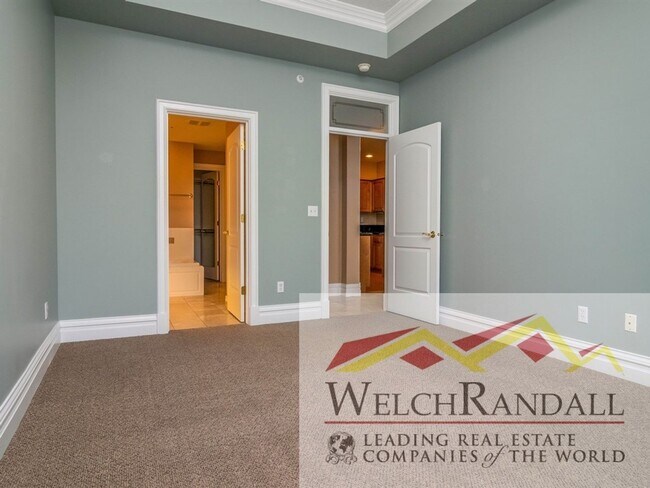 Building Photo - Spacious 2-Bedroom Condo in Prime Downtown...