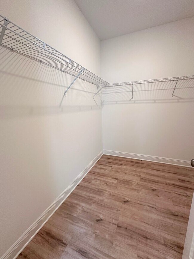Building Photo - Single story 4 bedroom 2 bath home in Pres...