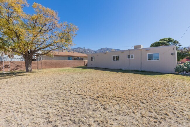 Building Photo - Conveniently located 3 Bedroom with Conver...