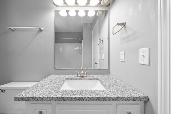 Building Photo - 830 Iris Ln