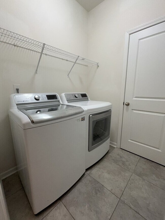 Building Photo - 3084 Adventure Way