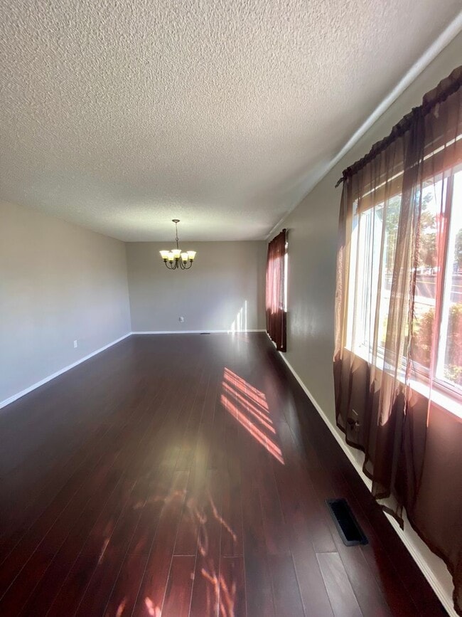 Building Photo - Beautifully Maintained Central 4 Bedroom. ...