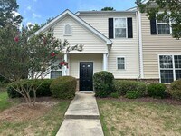 Building Photo - Gorgeous 3 Bed/2 Bath South Durham Townhome - Location, Location, Location!