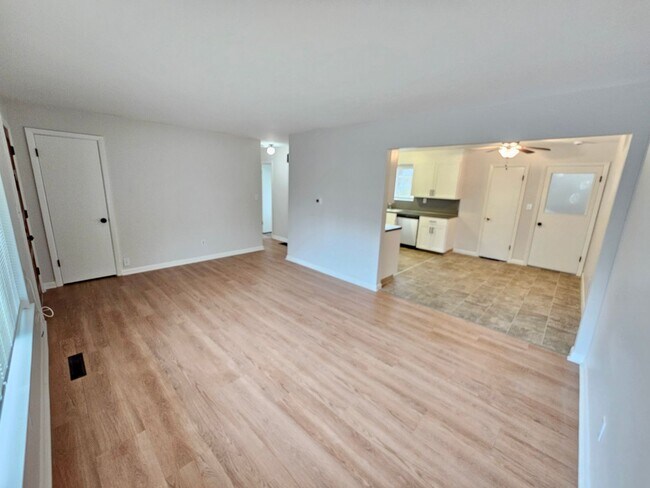 Building Photo - Newly Updated 3 Bed, 1.5 Bath Duplex Unit with Garage in Lovely Inner SE