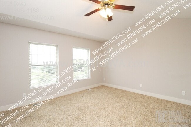 Building Photo - 3600 SE Glenstone Dr