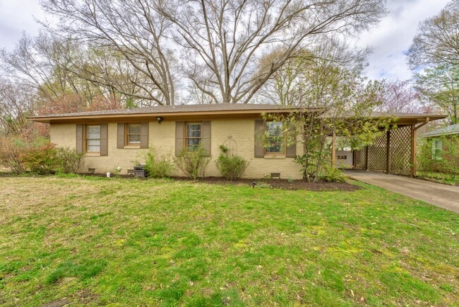 Building Photo - Colonial Acres