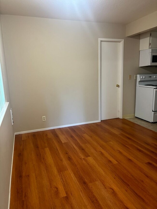 Building Photo - NICE QUAINT APARTMENT IN COLFAX!!