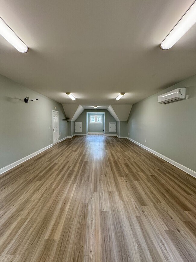 Building Photo - 5 Bedroom Home in Gated Golf Course Community