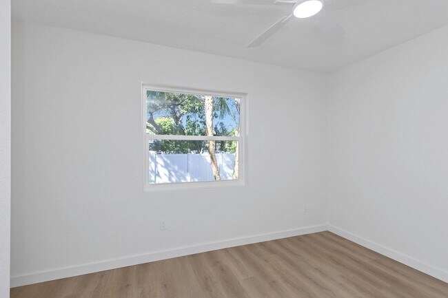 Building Photo - 2710 Boca Ciega Dr N