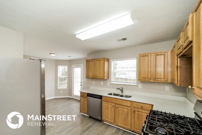 Building Photo - 2560 S Hills
