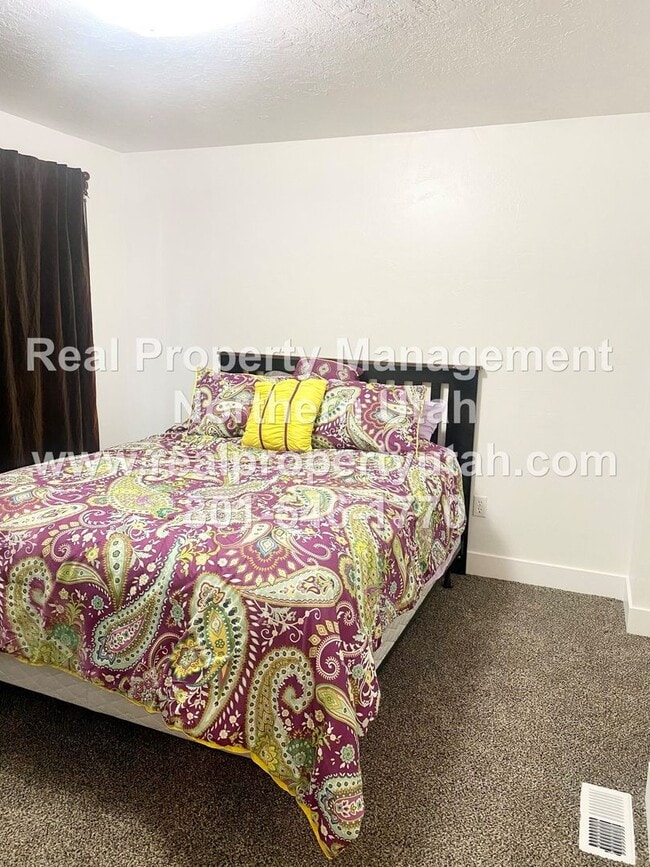 Building Photo - 3 Bedroom 1.5 Bath Townhome Available in Clearfield