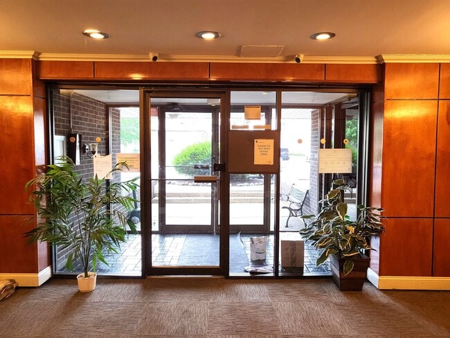 Building Photo - 4600 N Cumberland Ave