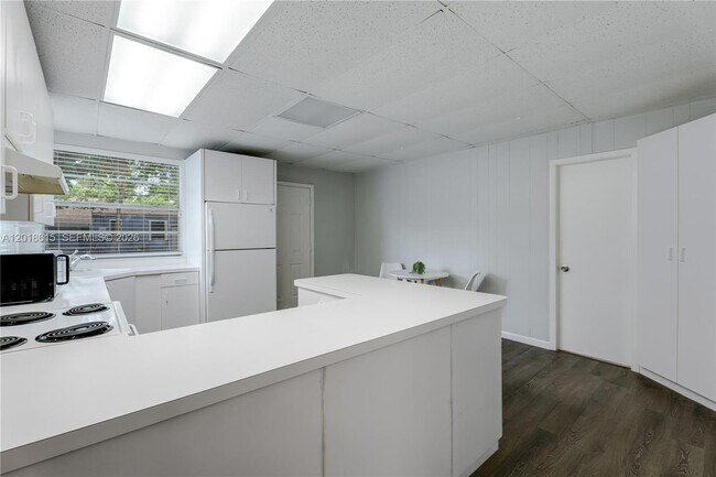 Building Photo - 6531 SW 57th Pl