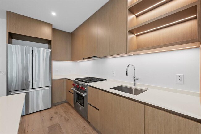 Building Photo - 610 Davis St