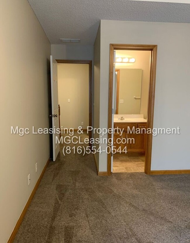 Building Photo - Experience the Lee's Summit Lifestyle in your spacious townhome!