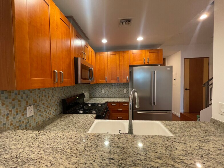 Building Photo - 5303 Satsuma Ave