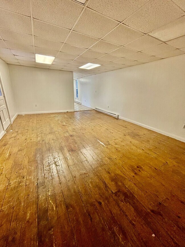 Building Photo - For Rent: Downtown 1 Bedroom Apartment – $850/month