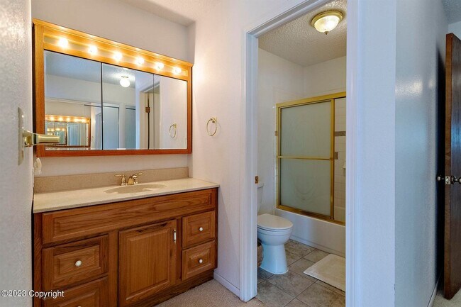 Building Photo - 909 Indian Hills Dr