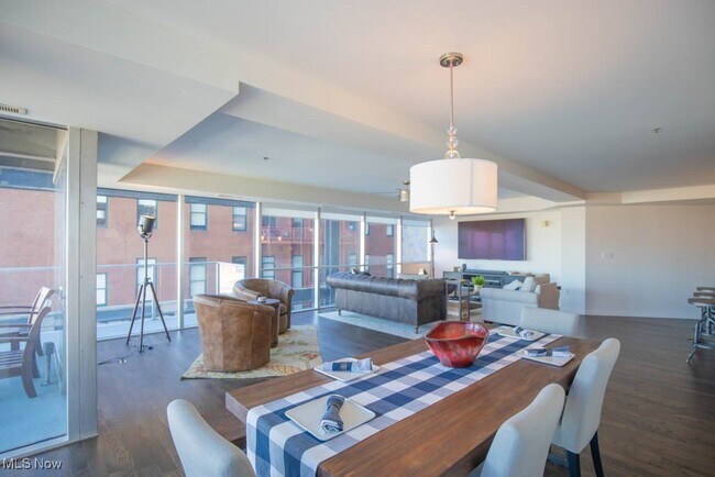 Building Photo - 701 W Lakeside Ave