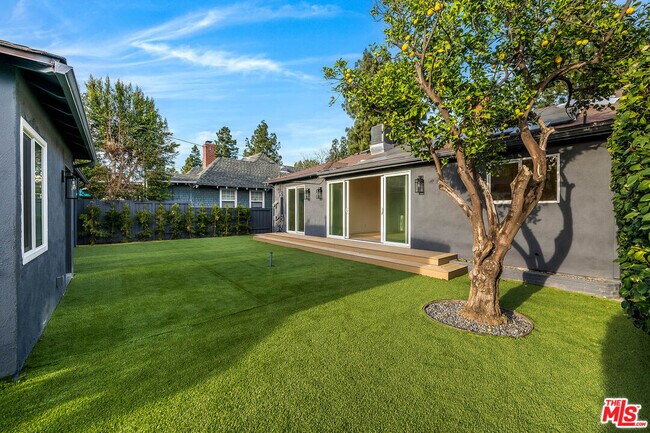 Building Photo - 749 N Niagara St