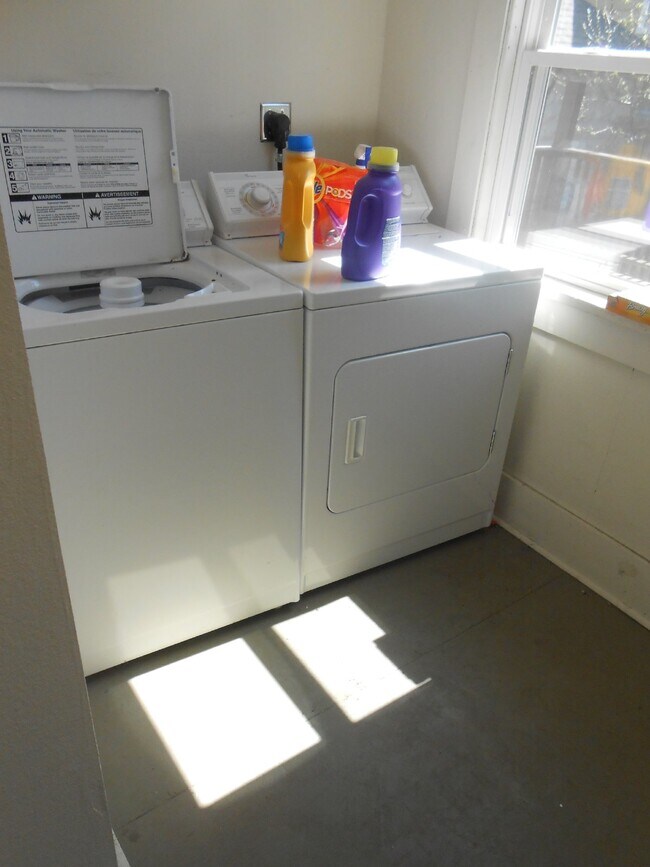Building Photo - 4 Bed 2 Bath close to UWEC!