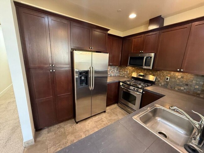 Building Photo - 160 Liberty St NE