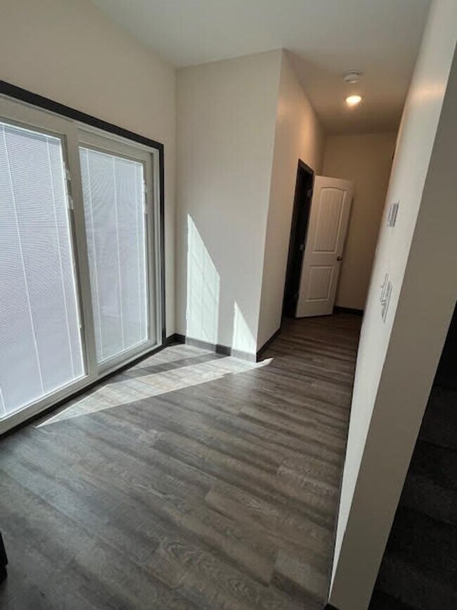 Building Photo - 147 Southpark Dr