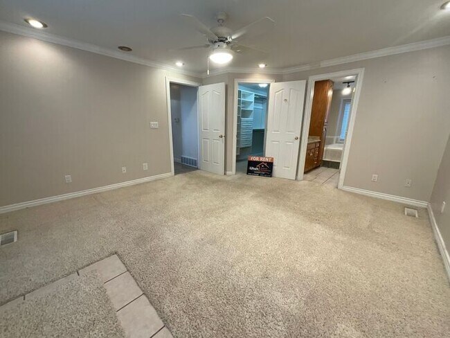 Building Photo - 3 bdrm 3 bath Home 2 car Garage 1.8 Acres Horse property. All Utilities included.