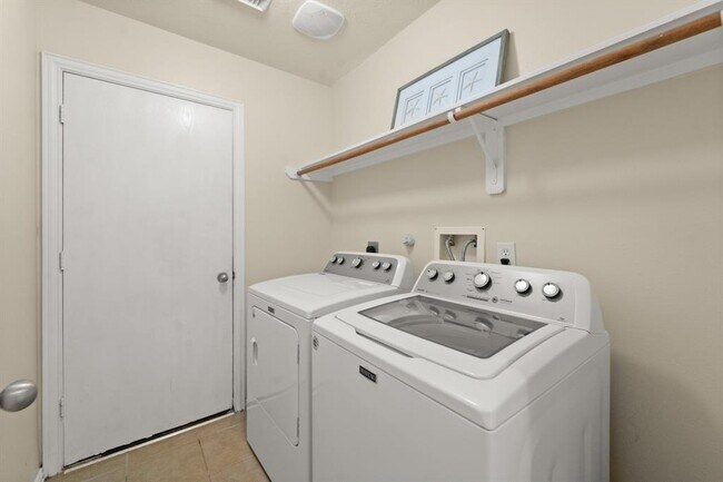 Building Photo - 4766 Wind Trace Dr