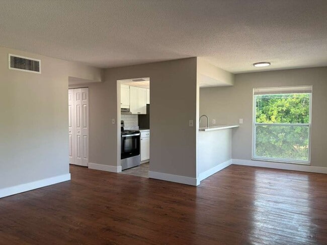 Building Photo - P167 - LMB #108