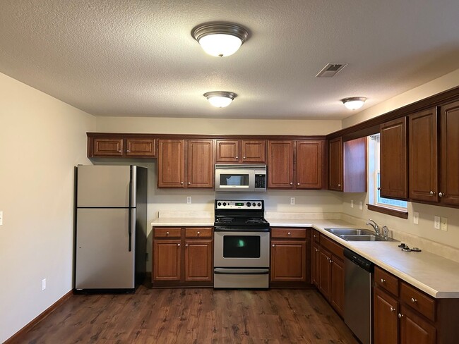 Building Photo - 2 Bed Single Level Duplex in Grain Valley